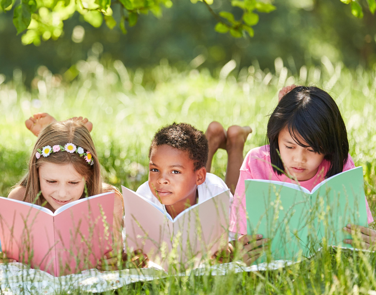 Lecture sous les arbres